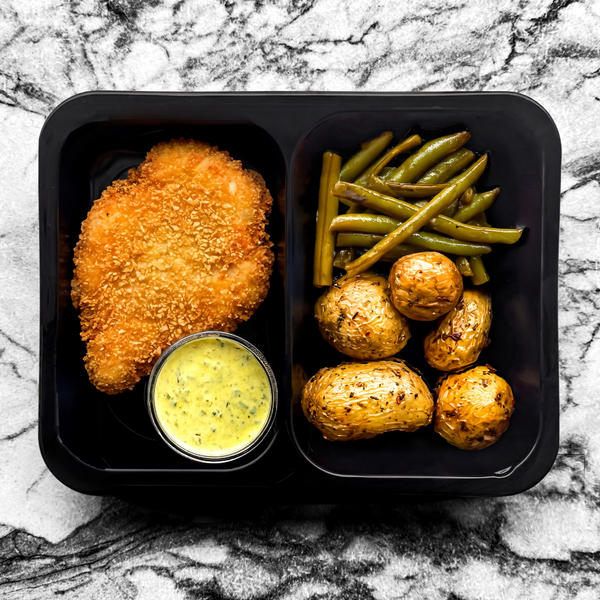 Poulet pané, pommes de terre sautées, haricots verts, sauce béarnaise