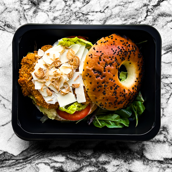 Bagel au poulet pané, mayonnaise light, parmesan, tomate et câpres