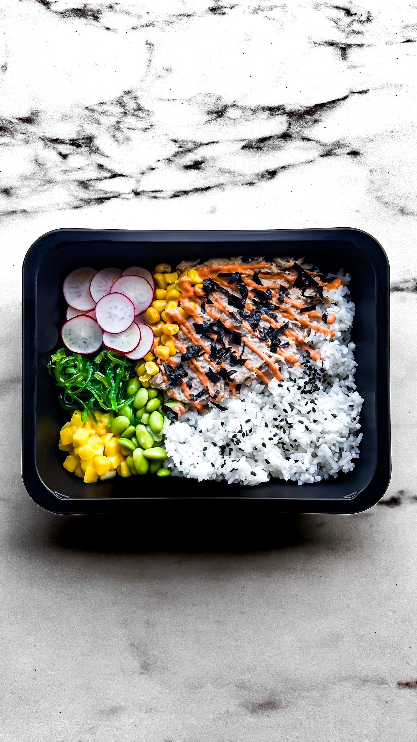 Poké bowl, scampis tempura, riz complet, crudités, sauce wasabi