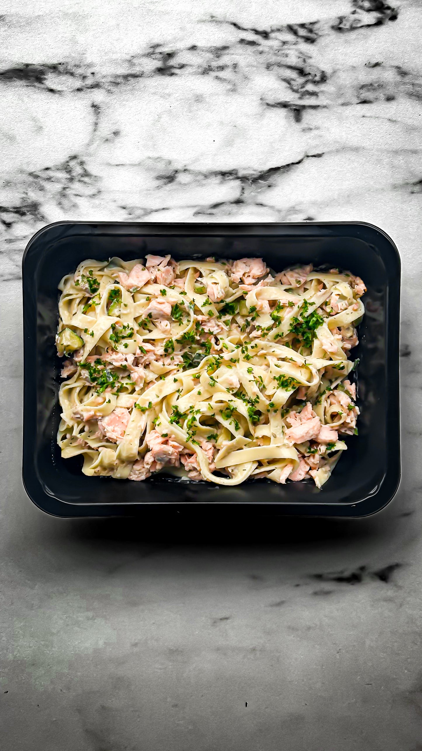 Tagliatelles au saumon, épinards, sauce ricotta, ail et fines herbes