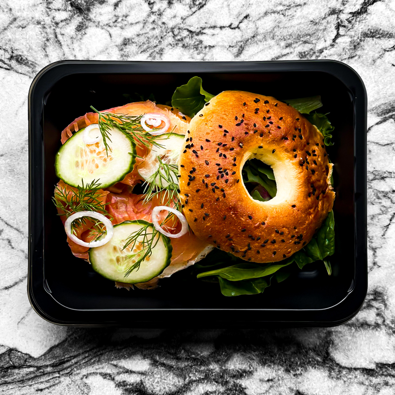 Bagel au saumon fumé, cream cheese, échalote et concombre