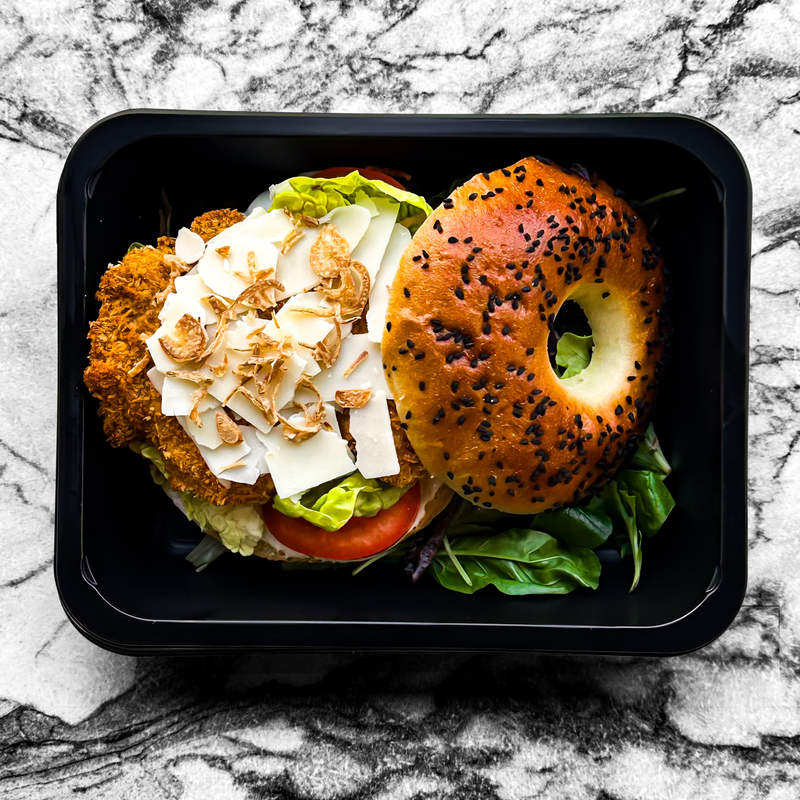 Bagel au poulet pané, mayonnaise light, parmesan, tomate et câpres