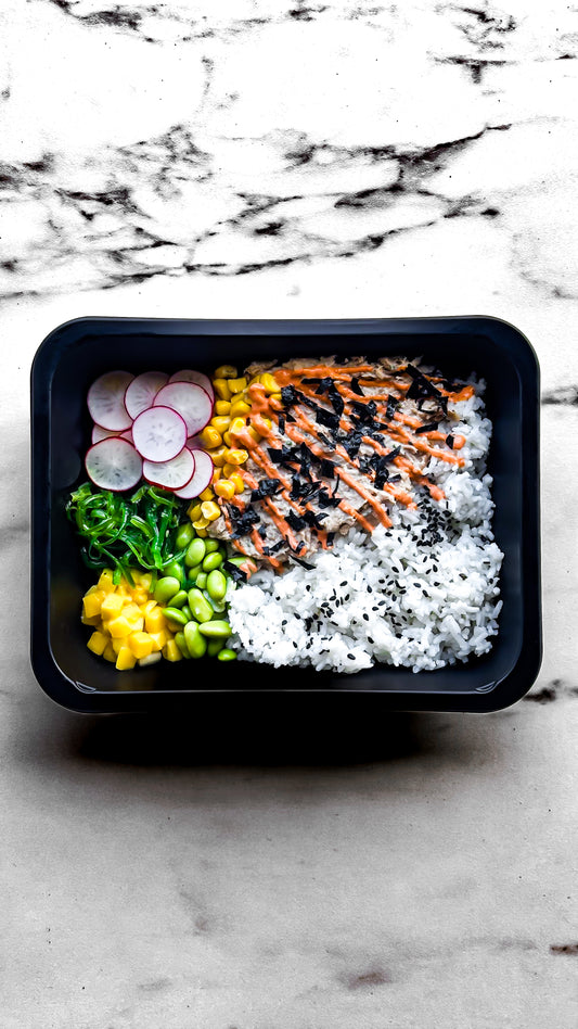 Poké bowl, scampis tempura, riz complet, crudités, sauce wasabi