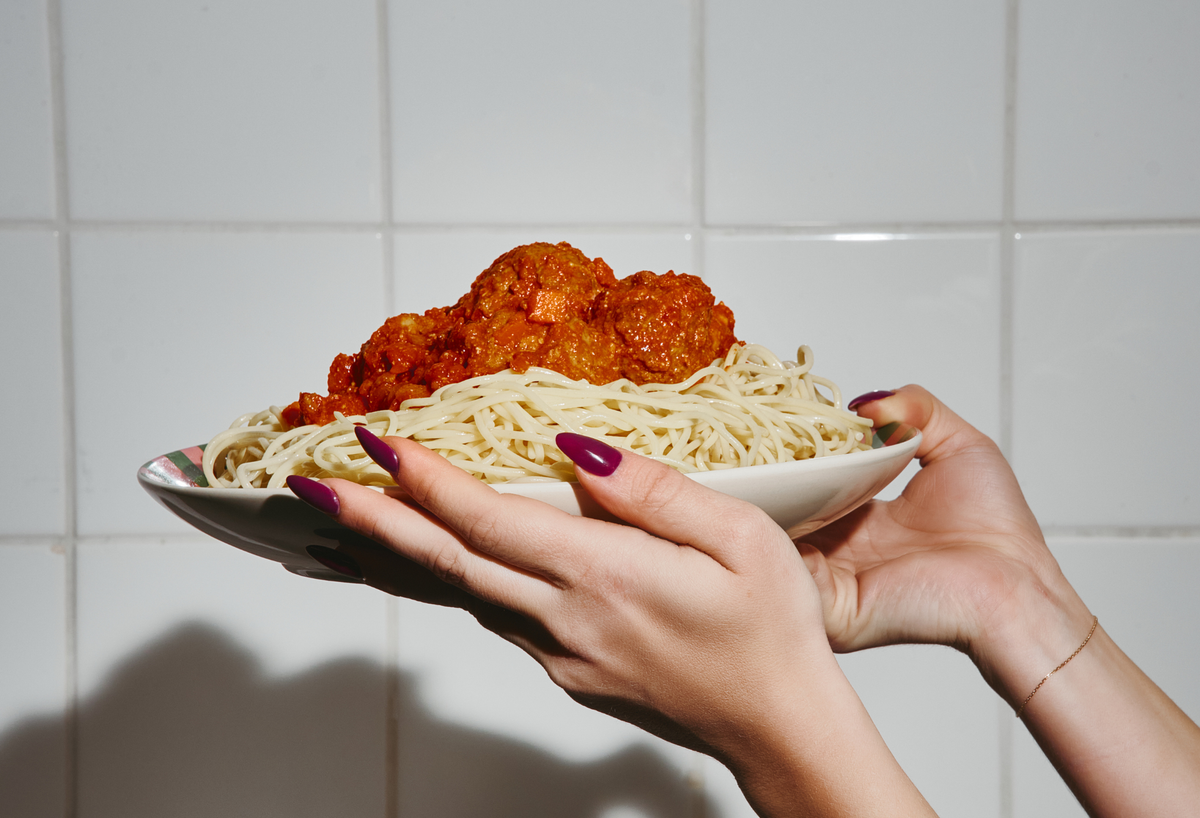 Une assiette de pâtes FUELED tendue au-dessus du comptoir