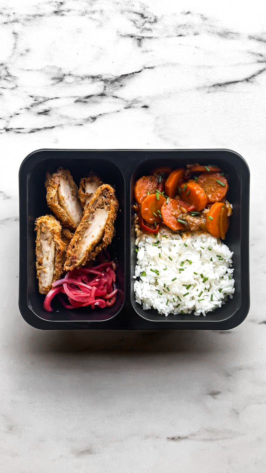 Brochettes de poulet yakitori, salade de concombre aux sésames, riz