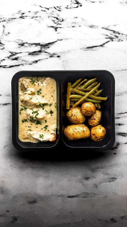 Filet de poulet grillé, sauce ail et fines herbes