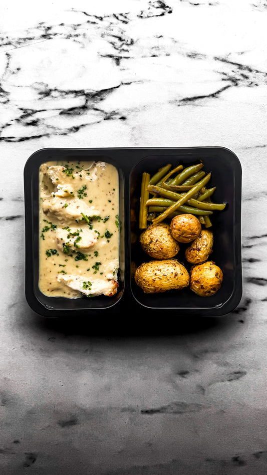 Filet de poulet grillé, sauce ail et fines herbes