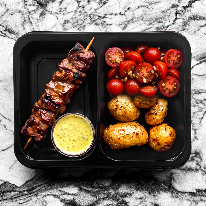 Brochettes de bœuf aux aubergines, tomates cerises grillées, pommes de terre et sauce aux herbes