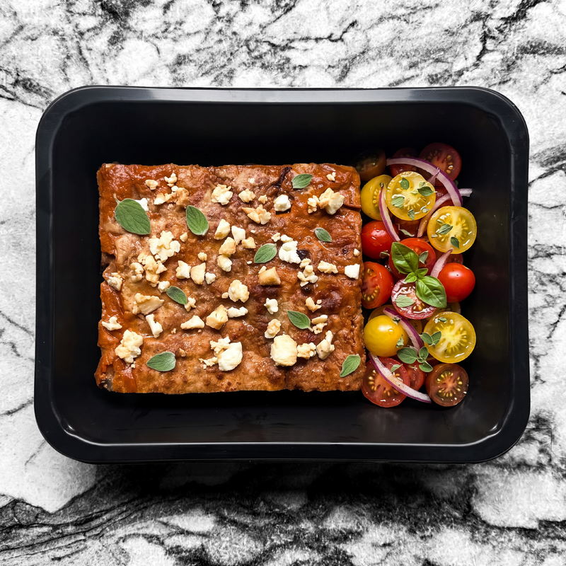 Moussaka de bœuf, pommes de terre rissolées, salade de tomates cerises, feta