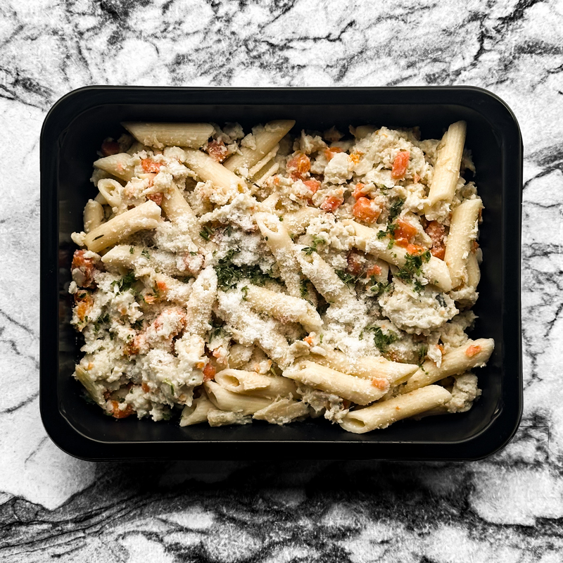Penne crémeuses au haché de volaille, sauce champignons, brocoli, noisettes grillées