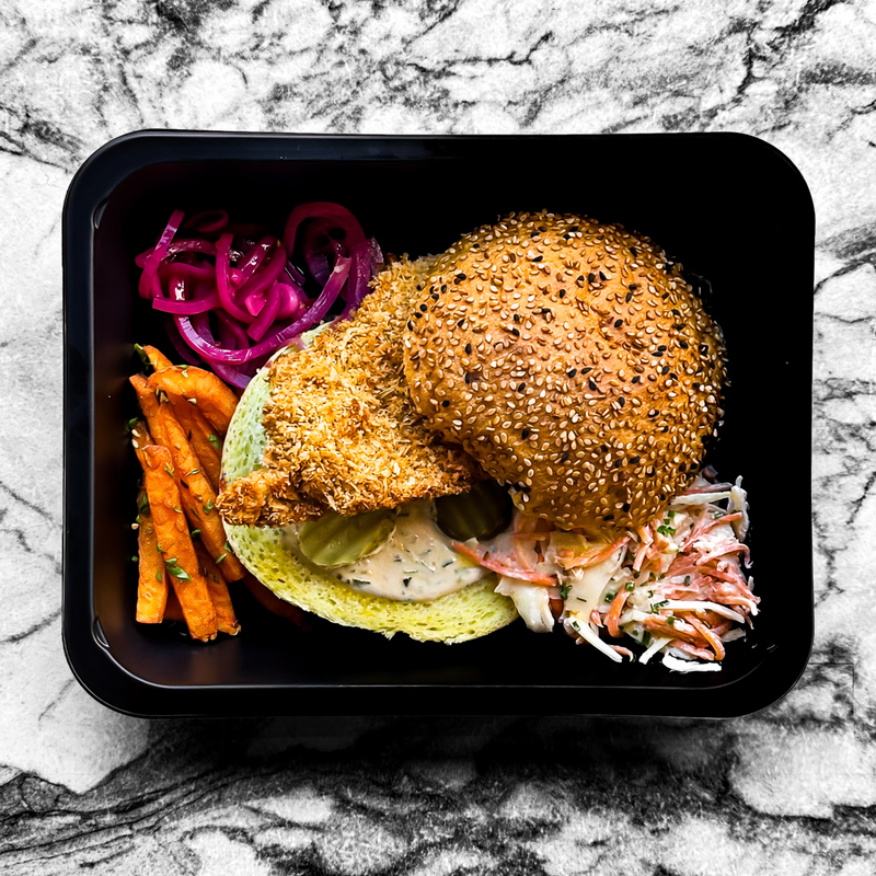 Burger de poisson pané, sauce tartare, coleslaw et potatoes au thym