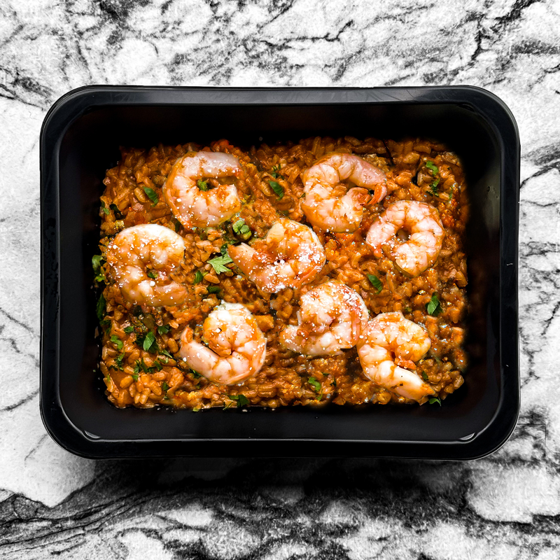 Scampis et orzo sauce tomate, poivrons, tomates cerises grillées et feta