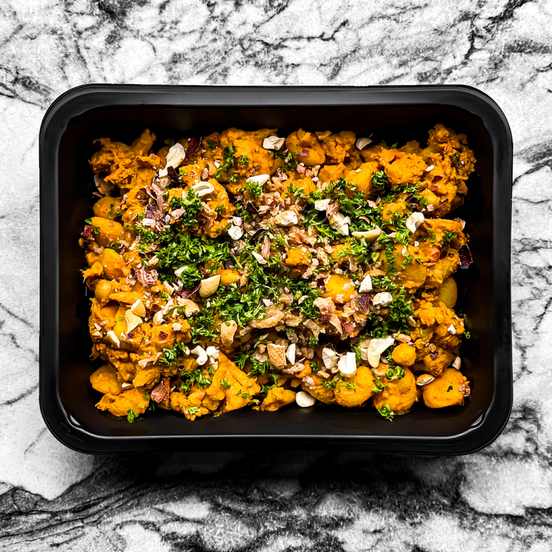 Curry jaune de pois chiches, patate douce, chou-fleur, pousses d'épinard et riz basmati