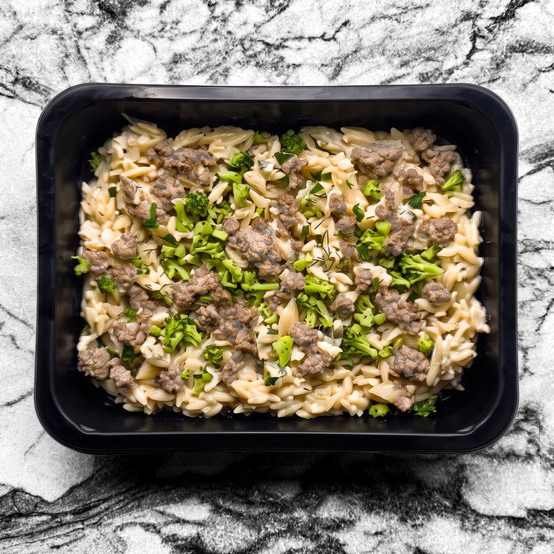 Orzo crémeux au haché de bœuf, sauce fromage, brocoli, champignons