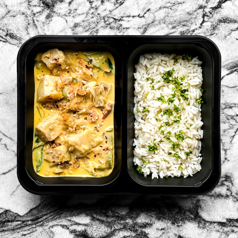 Poulet au curry jaune et lait de coco, poivrons, ananas, riz thaï