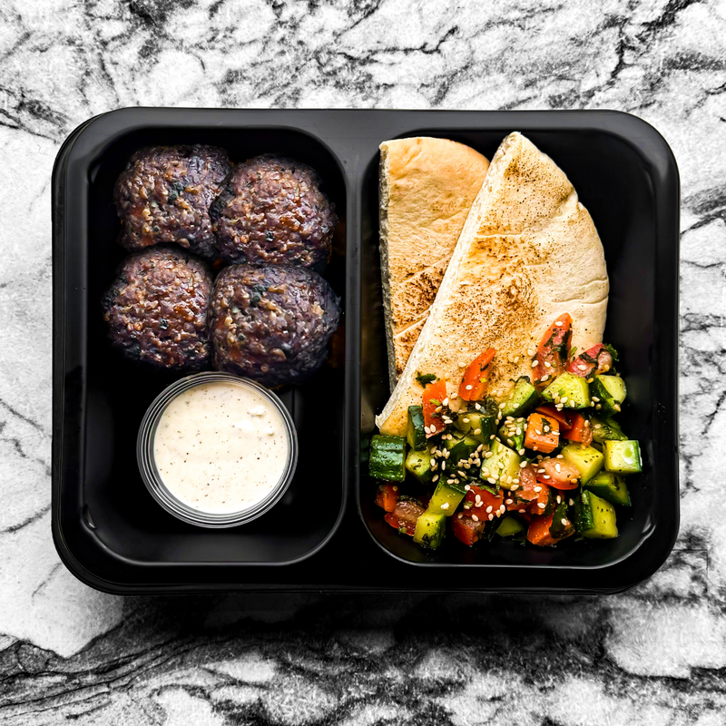 Kefta, salade de pois chiches, feta et tomates cerises, houmous