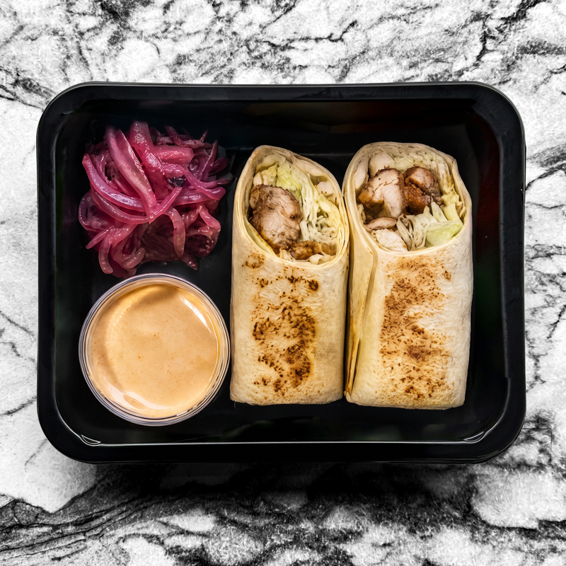 Wrap poulet katsu, mayonnaise light sriracha, sésame, pickles d’oignon rouge